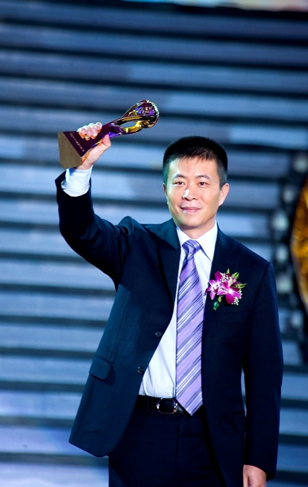 新浪CEO兼总裁曹国伟获2009央视经济年度人物奖