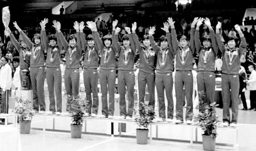 1986年9月13日，中国女排在第十届世界女排锦标赛颁奖仪式 