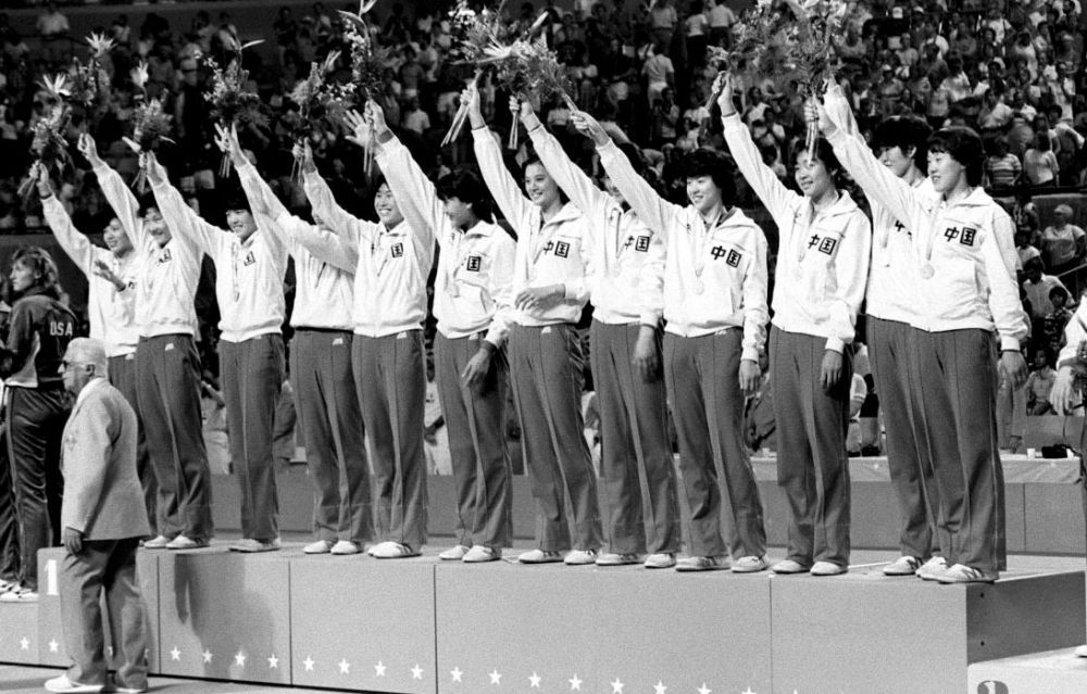 1984年8月7日，中国女排在洛杉矶奥运会女排颁奖仪式 