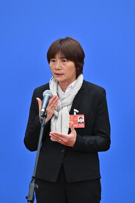 水庆霞亮相“代表通道”采访活动