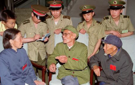 葛振林（前中）与解放军官兵交谈