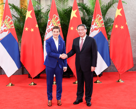 李强会见塞尔维亚总理布尔纳比奇  