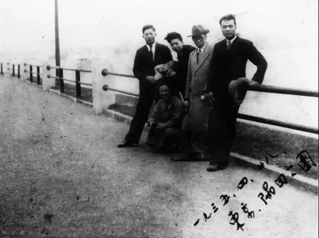 1935年4月，聂耳（左一）和友人在日本 