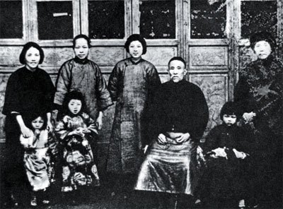 1927年向警予与蔡父蔡母及子女合影 