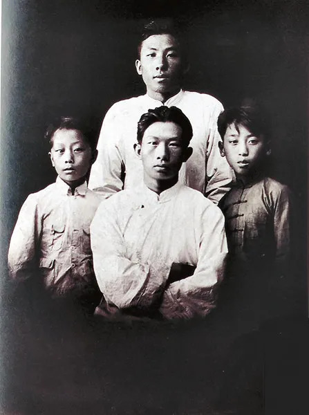 1929年，聂耳（前排中）与“九九”音乐会同仁合影 