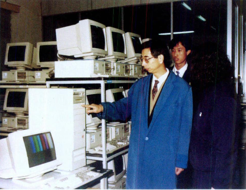 1992年，倪光南在联想微机生产基地
