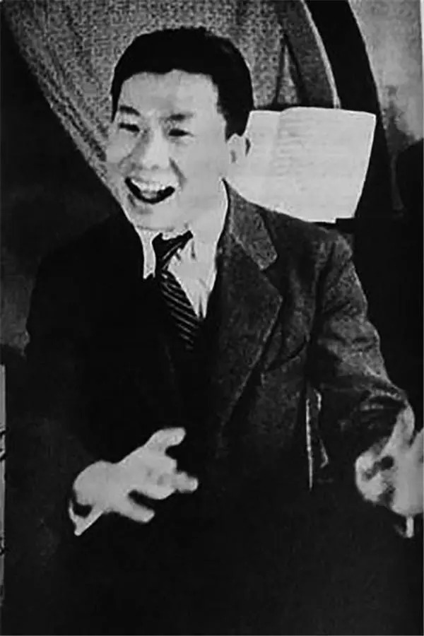 1933年在上海表演的聂耳 