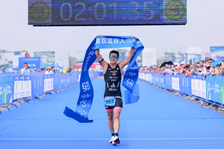 曹俊宇在2024中国·金堂成渝双城铁人三项公开赛比赛中 