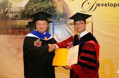 郑崇华被台大授予名誉工学博士学位
