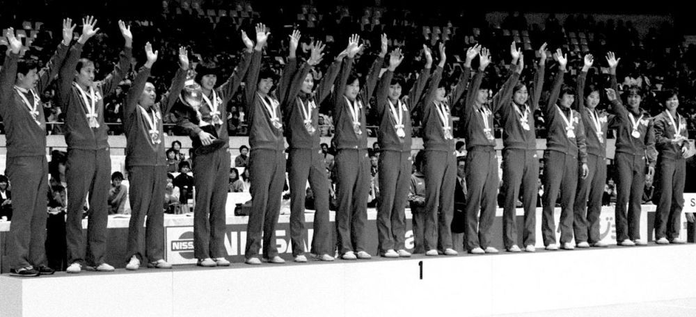 1985年11月20日，中国女排在第四届女排世界杯颁奖仪式 