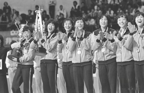 1981年女子排球世界杯，中国女排首次夺冠 