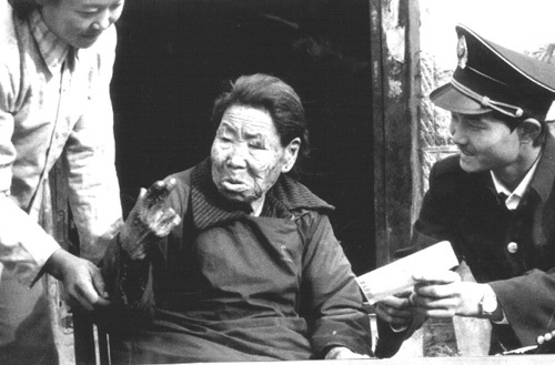 明德英（中）