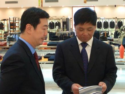 李如成检查产品