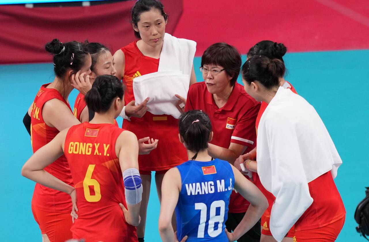 2021年7月25日，中国女排主教练郎平在比赛间隙指导球员