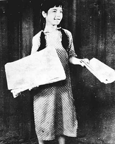 1933年聂耳为女报童“小毛头”写了《卖报歌》 