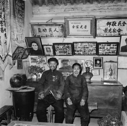 1958年，董存瑞烈士的父母在河北怀来县家中 