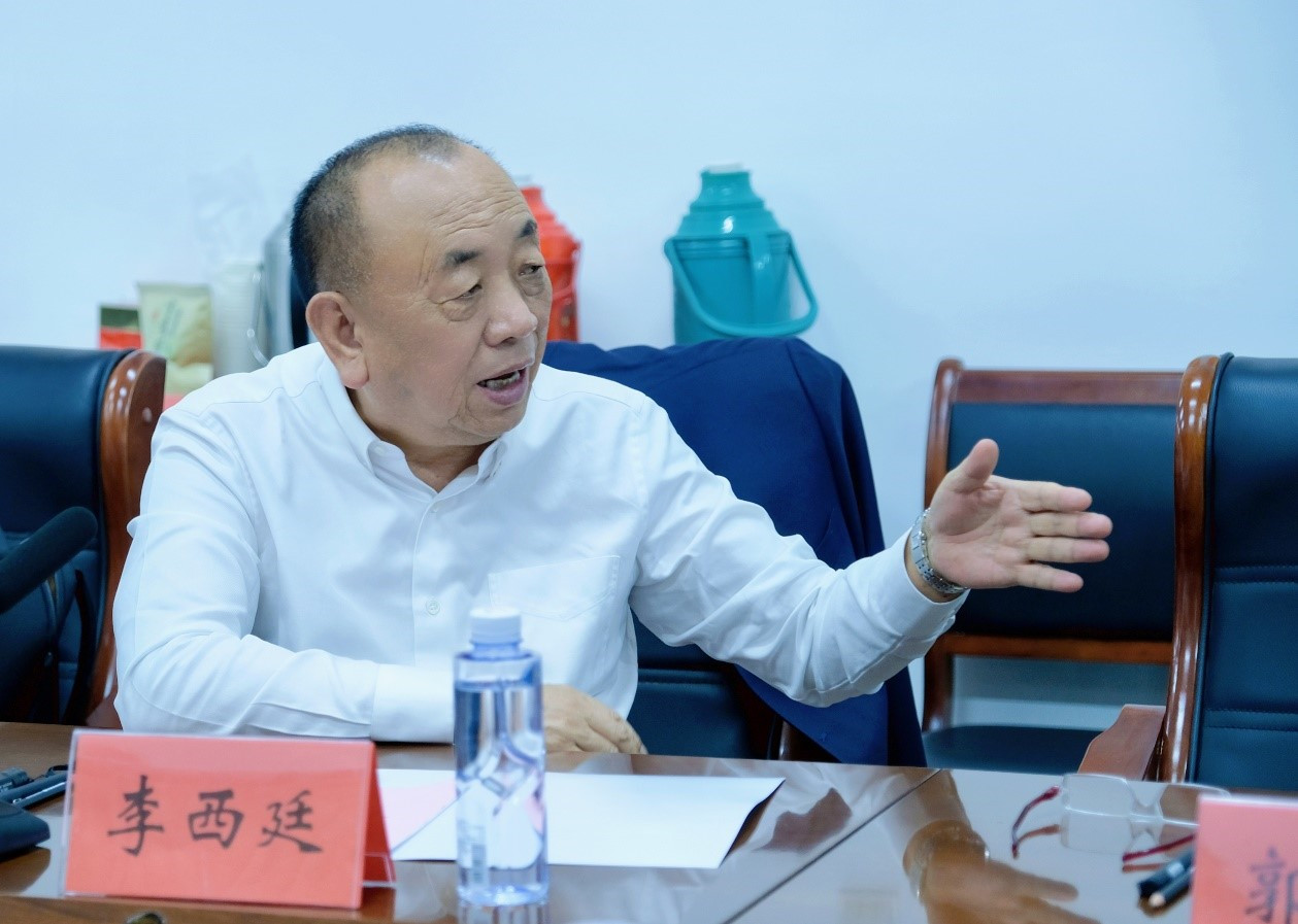 李西廷正在与项目组成员沟通产业园落地事宜