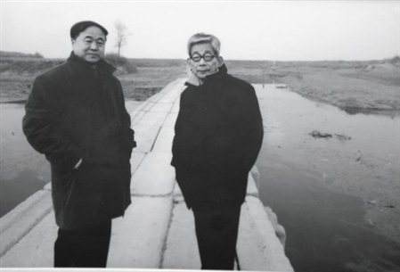 莫言（左）与大江健三郎