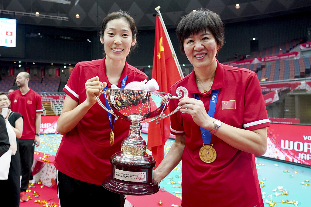 郎平与朱婷手捧2019年女排世界杯冠军奖杯