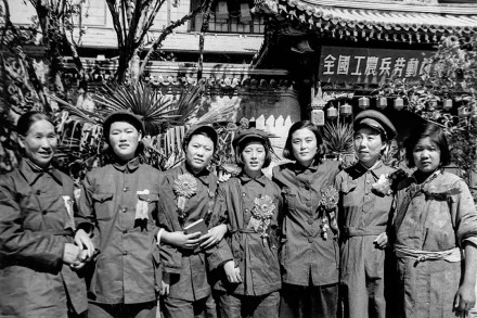 戎冠秀（左一）参加新中国首次全国工农兵劳动模范大会 