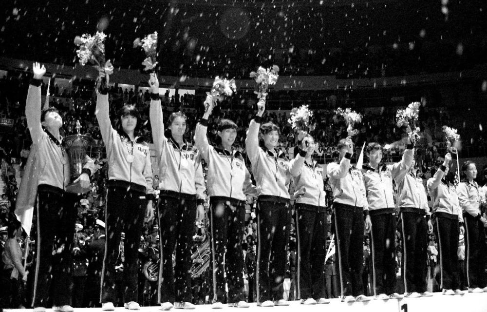 1982年9月25日，中国女排队员在第九届世界女排锦标赛颁奖 