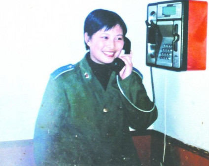 图为王亚平在军中训练之余给家里打电话