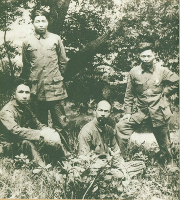罗忠毅（左二）
