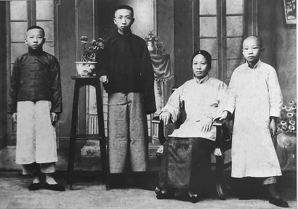 1923年，聂耳（右一）与母亲及两个哥哥的合影 