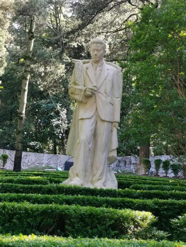 昆明西山聂耳墓聂耳雕像 