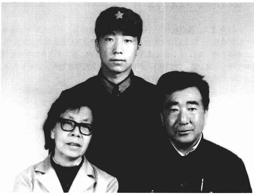 杨利伟入伍前和父母的合照