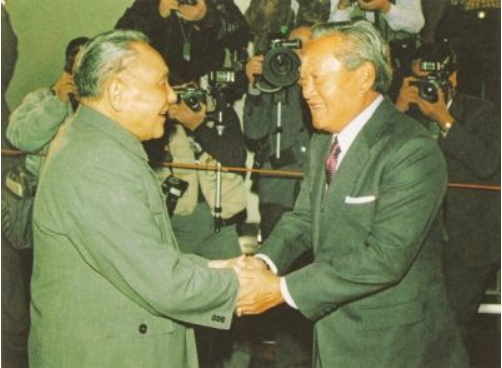1989年，邓小平与差猜·春哈旺 