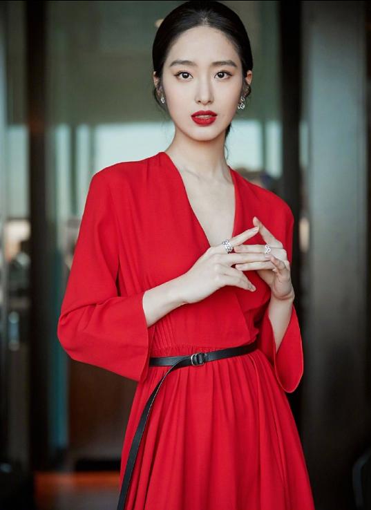 杨采钰的图片
