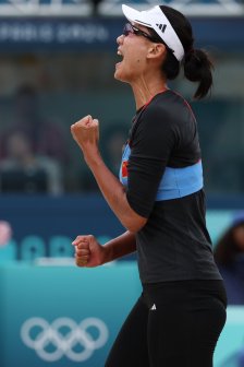 巴黎奥运会女子沙滩排球小组赛，薛晨比赛中