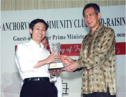 新加坡总理李显龙给黄敏利董事长颁奖 