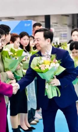 王传福与车主握手