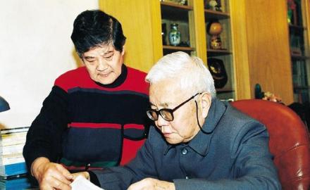 1999年4月7日，席泽宗和妻子施榴云在寓所共读