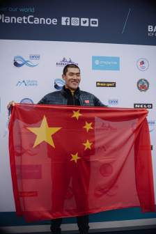 接受采访照片