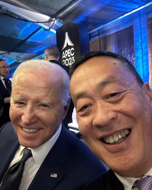 2023年APEC峰会上，赛塔和拜登合影自拍