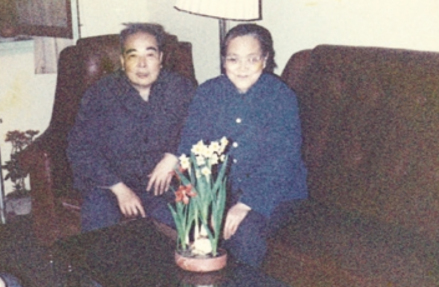 张恩虬与妻子在家中