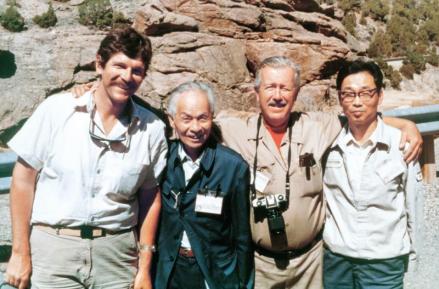 1989年，程裕淇（左2）与王泽九（右1）等合影
