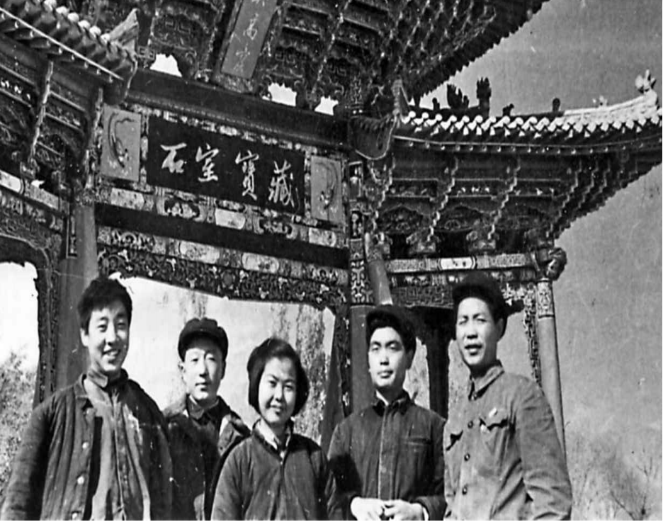 1962年10月，莫高窟北大实习同学合影 