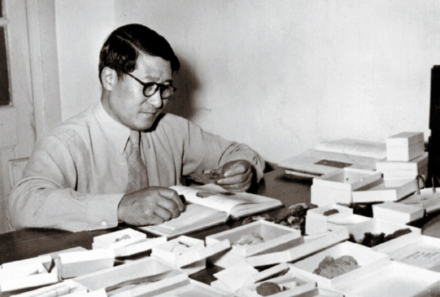 1956年，邓叔群在作分类研究工作