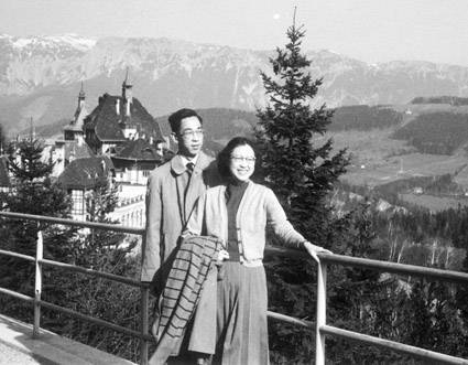 1958年，资中筠与陈乐民在布拉格郊外 
