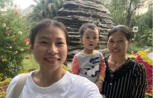 邓丽娟跟家人合影