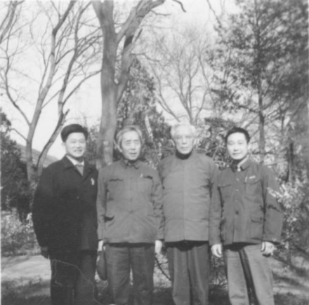 周培源（右2）、胡宁（左2）和研究生合影