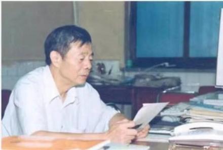 陈星弼在查阅资料