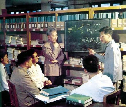 胡宁（右3）和青年教师研究基本粒子理论问题（摄于1984年）