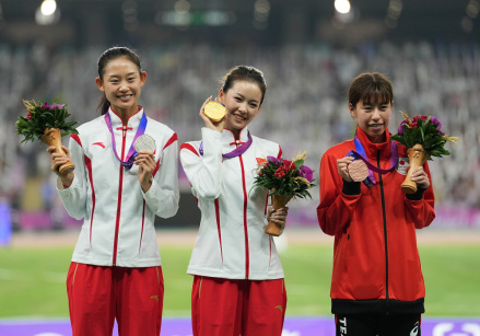 杭州亚运会田径项目女子20公里竞走亚军中国选手马振霞（左）