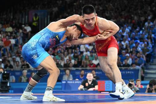 2024巴黎奥运会，邹万豪（右）在复活赛失利