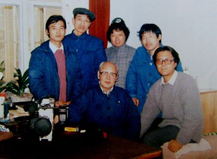 88年臧伯良（右）与恩师何海霞（中坐者）等